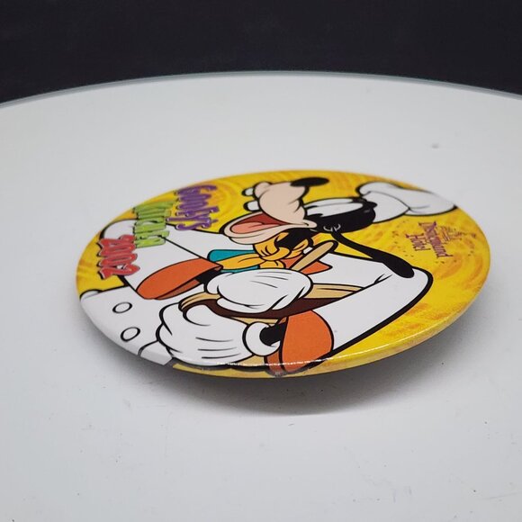 Disneyland Hotel Goofys Kitchen 2002 Pin Goofy Chef Collectible Button Badge - Picture 3 of 6